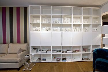 Regalwand in weiß von Wiener Werkstätten Sonderpreis Abverkauf