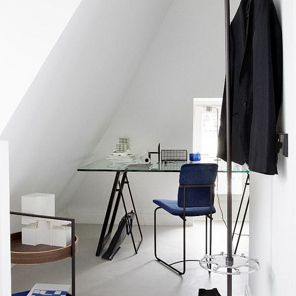 Ghyczy Schreibtisch Safari T87 in ristretto mit Stuhl S02 und Garderobe G01