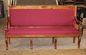 antike Polsterbank mit rotem Stoff-Bezug