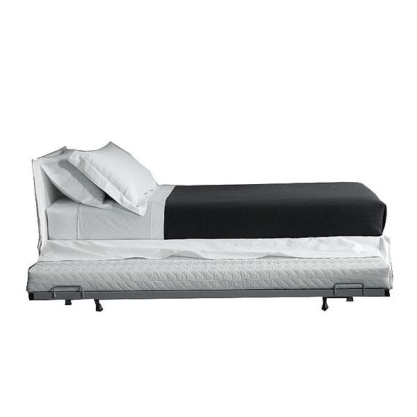 Meridiani Schlafsofa Fox in grau, ausgeklappt mit Bettzeug