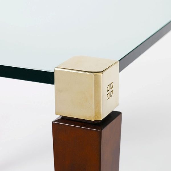 Ghyczy Detailaufnahme von T56: Detail in Messing, Fuß aus Kirschholz