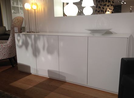 4-türige Anrichte in weißem Lack mit one touch Öffnung 