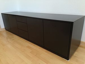 schwarzes Sideboard mit Türen und Schubladenschwarz