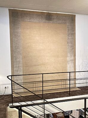   Moderner Teppich von Domaniecki (Neuware) Tibarto Mix 100, Wolle und Seide, handgeknüpft 155.000 Knoten pro qm. Größe: 282 cm x 360 cm Material: Grund 70 % Hochlandwolle und 30 % Seide Streifen: 100 % Seide Farbe: G-WS1807-50%, B-S4002