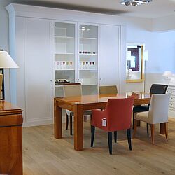 Vitrinenscharnk der Wiener Werkstätten als Sonderpreis in weiß mit 4 Türen