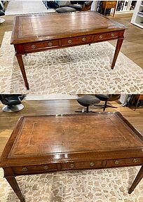 englischer Partner Schreibtisch auf vier quadratischen Beinen.