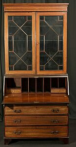 englischer Sekretät mit Vitrineaufsatz, im geöffneten Schreibfach befinden sich zwei Schubladen und Fächer.