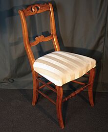 einer von 13 Stühlen aus Kirschbaumholz.