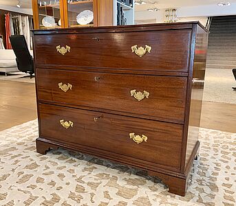 Kommode mit drei Schubladen aus Mahagoniholz. 