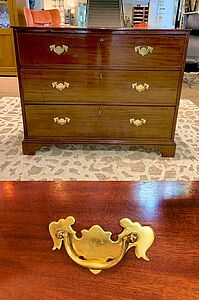 Mahagonikommode mit drei Schubladen Frontansicht und Detail des Messingbewschlags