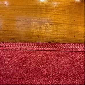 antike Polsterbank mit rotem Stoff-Bezug