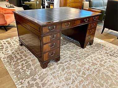 Englischer Schreibtisch Pedestal Desk aus Mahagoniholz