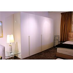 Kleiderschrank mit 6 Türen in weiß zum Sonderpreis 