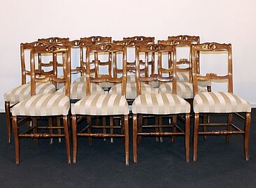 13 Stühle aus Kirschbaumholz. Frankreich um 1860 