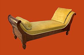 Meridienne Daybaed aus Mahagoniholz. Bezug aus goldfarbenem Mohairvelour. 