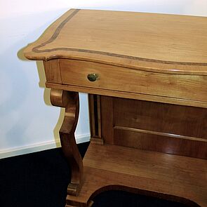 Detailansicht der Deckelplatte mit umlaufendem Bandfurnier. 