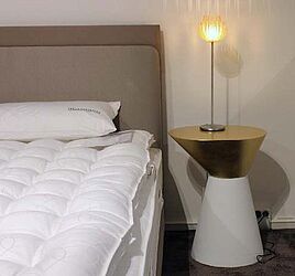 Beistelltisch Cone in weiß - Blattgold