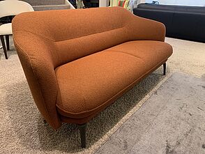 Detail: Fuß des rostroten Sofas Lindo