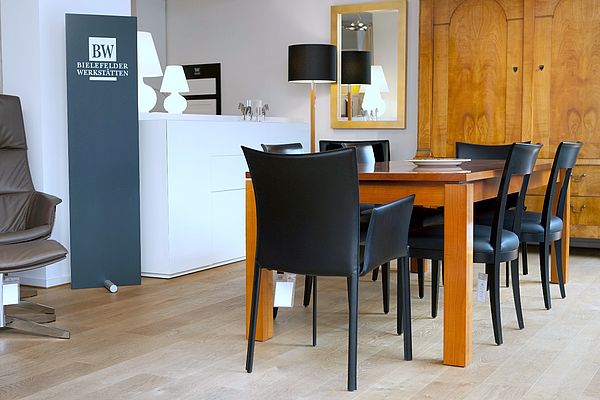 Ausstellungsraum mit Stühlen nobile Soft von Draenert und Esstisch von Form