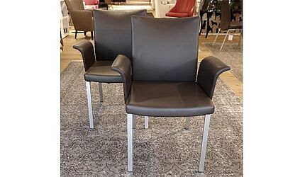 Armlehnstuhlpaar Linus von Draenert in braunem Leder.