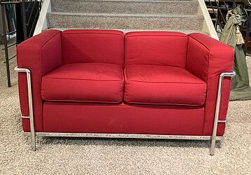 Sofa LC2 von Cassina in rotem Stoff Neuwertig zum Sonderpreis