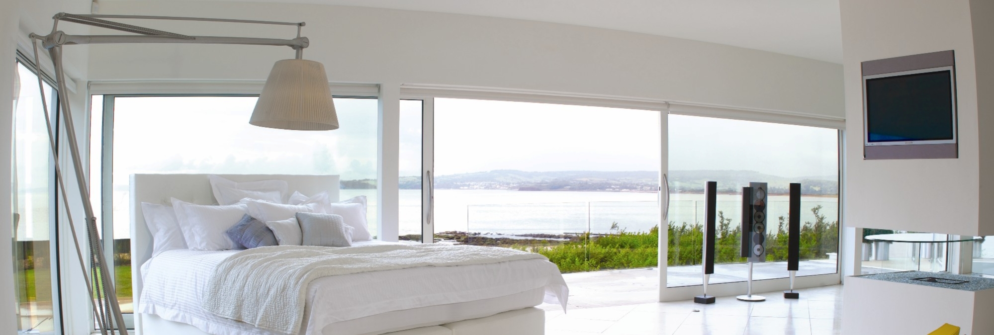 Bett von VISPRING vor Fenster mit Aussicht zu Sonderpreisen und VISPRING immer als Sonderangebotr als